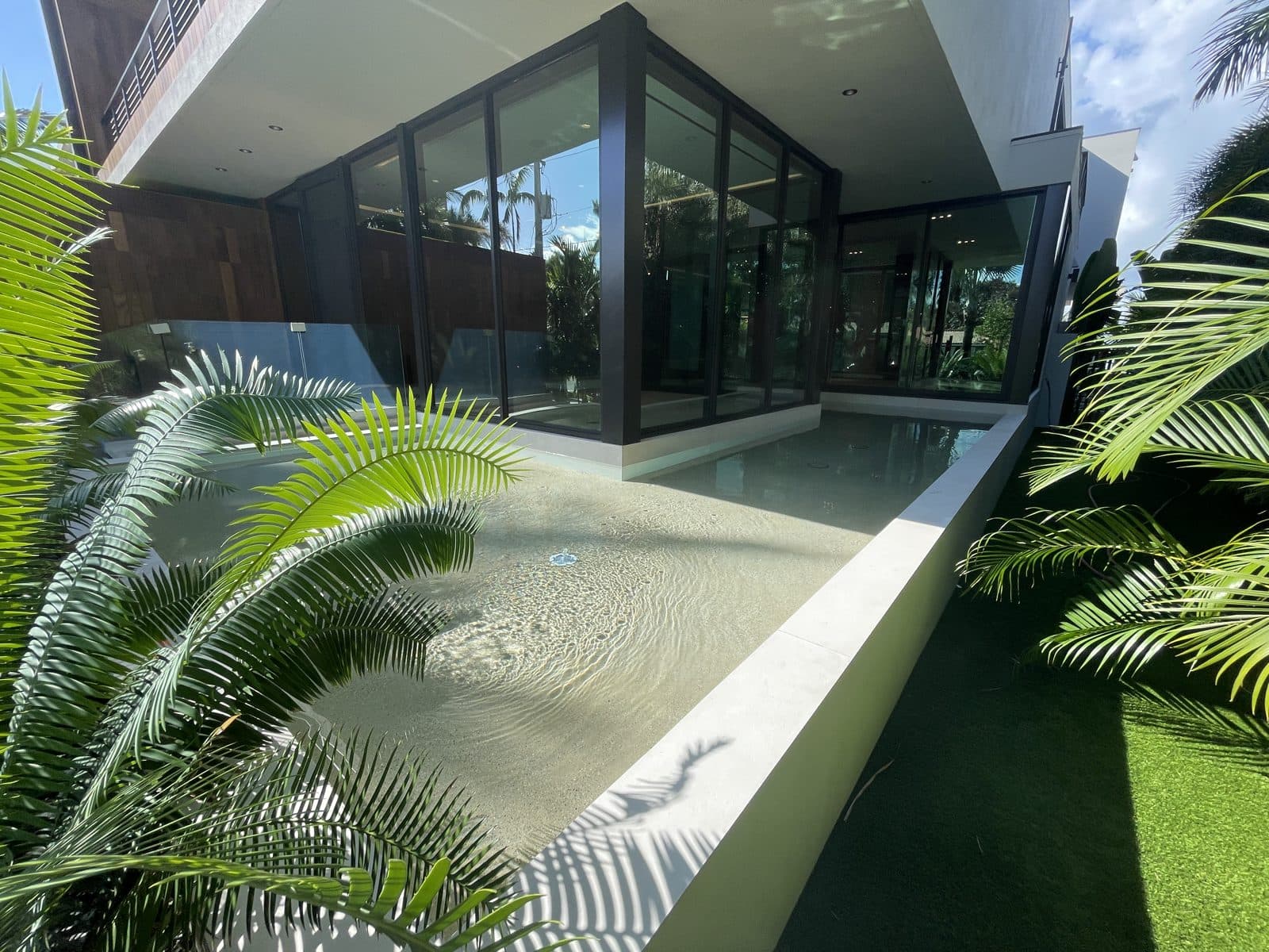 Infinity-edge pool, Residential
