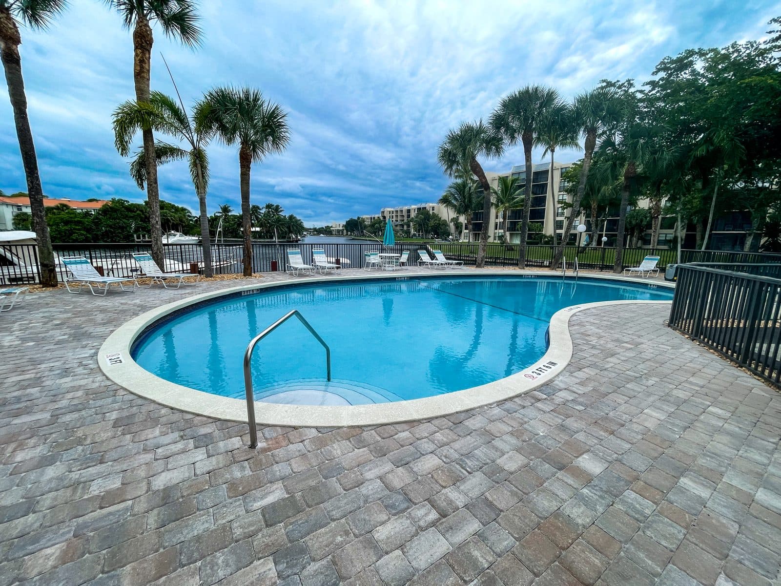 Boca Bayou, Commercial