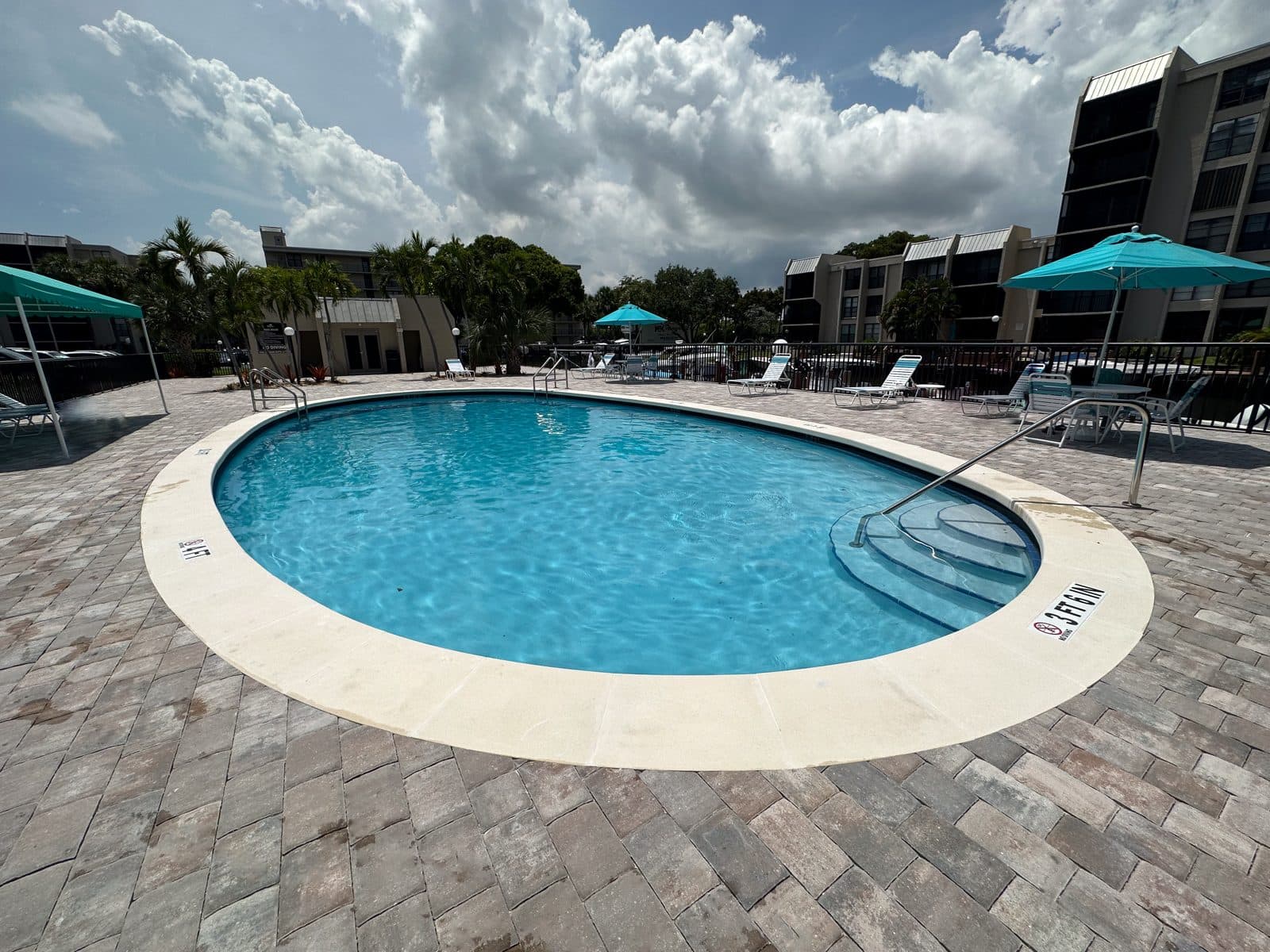 Boca Bayou, Commercial
