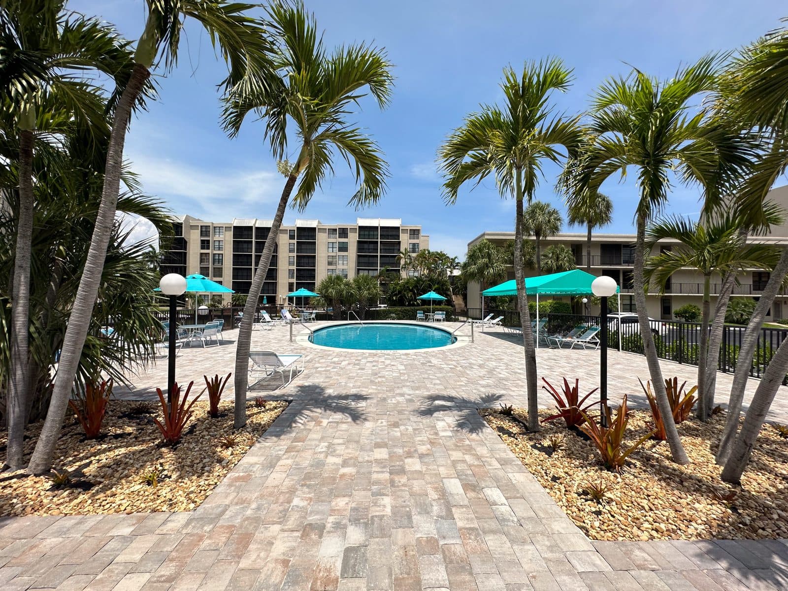 Boca Bayou, Commercial