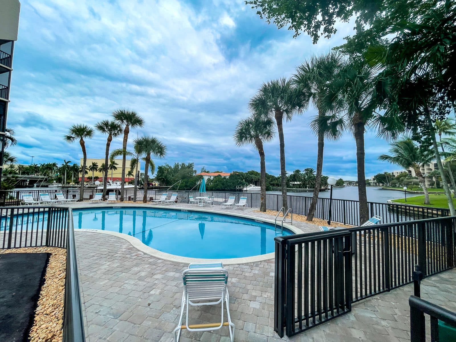 Boca Bayou, Commercial