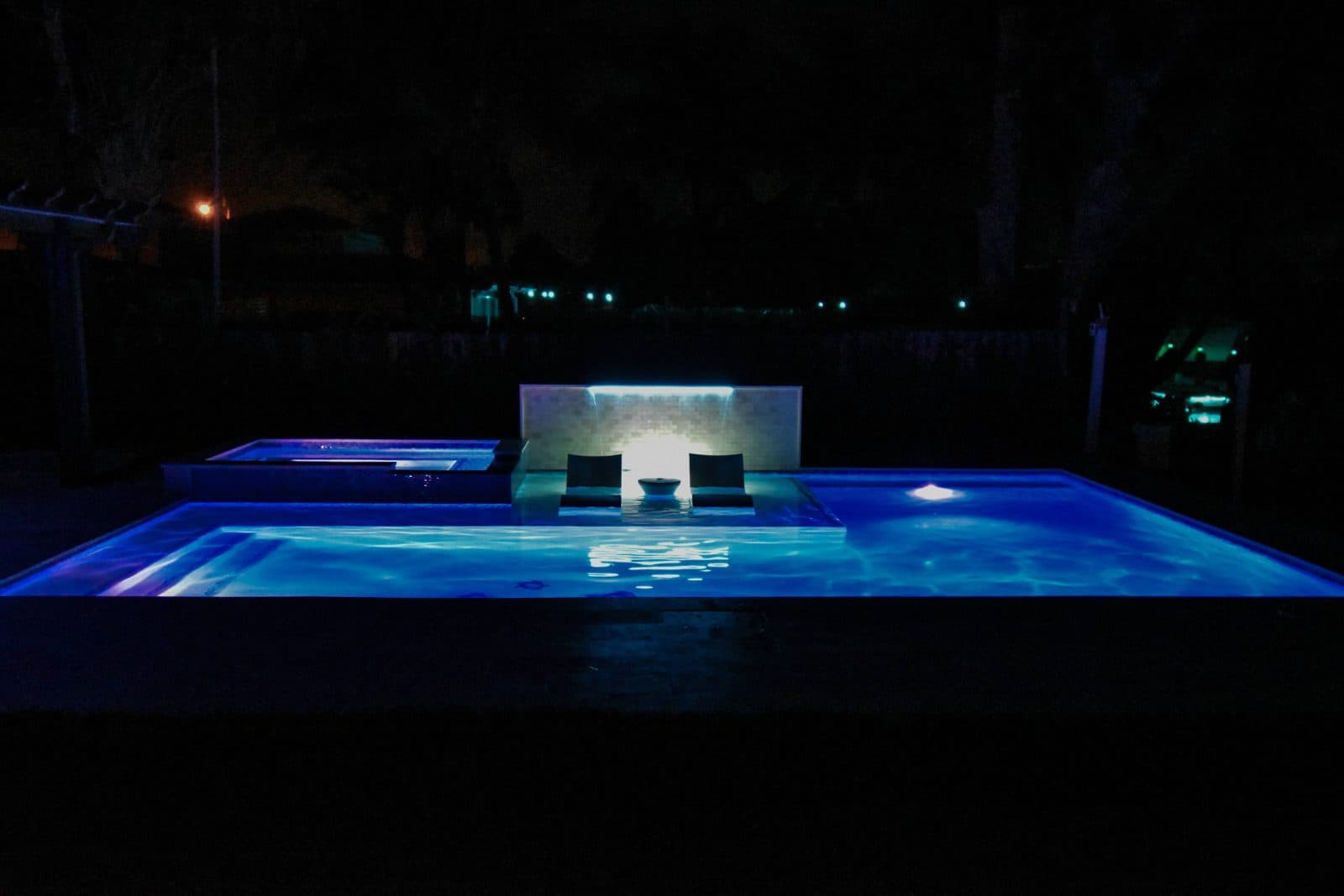 Infinity-edge pool, Residential