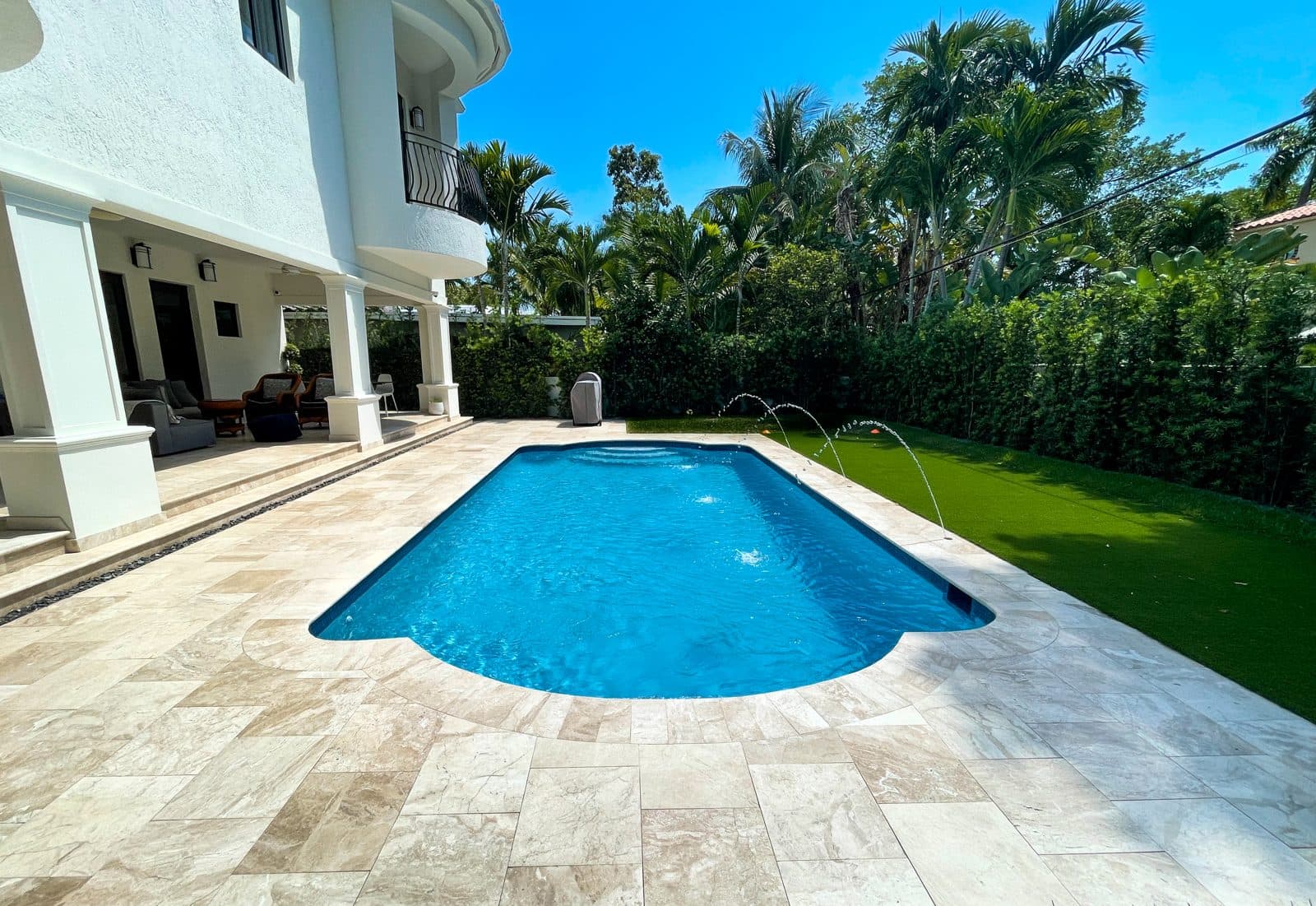 Infinity-edge pool, Residential